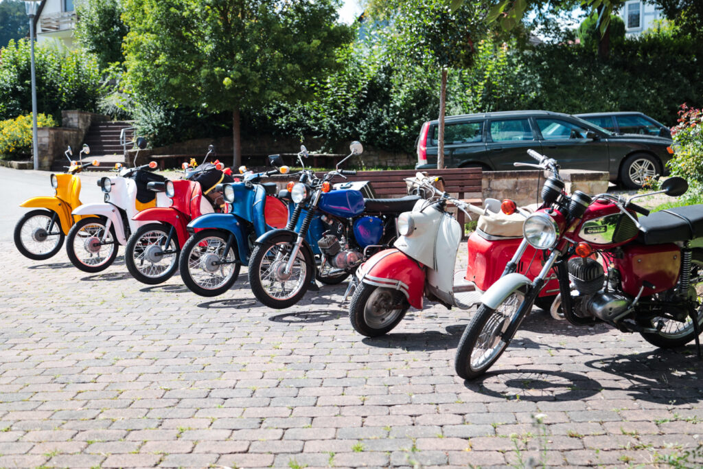 Mehrere Mopeds und Motorräder aus der DDR